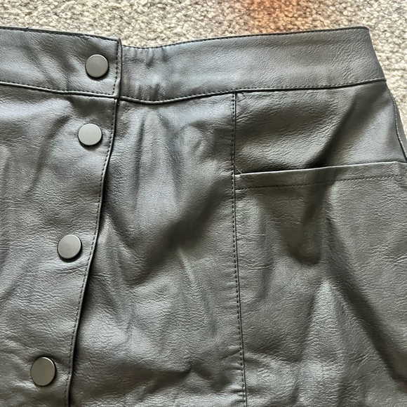 Black button leather skirt - Picture 2 of 4
